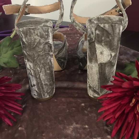 By: Spring Beautiful Grey Velvet strap sandals. - Picture 4 of 5